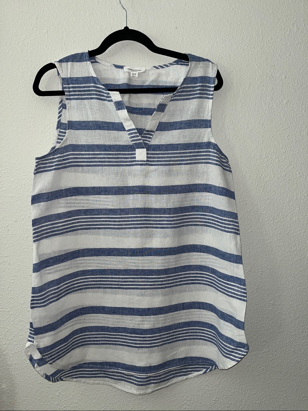 Beach Lunch & Lounge White & Blue Striped Sleeveless V-Notch tunic top
SZ M